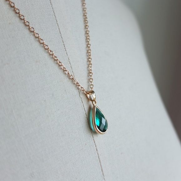 Elegant Drop Pendant Necklace - Green Stone - Picture 5 of 6